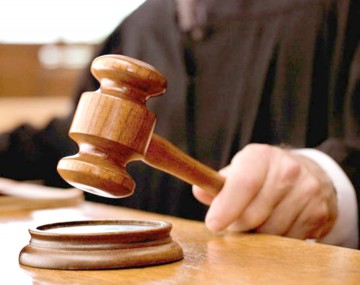Individul care l-a agresat pe şeful Poliţiei Cuza Vodă rămâne în arest